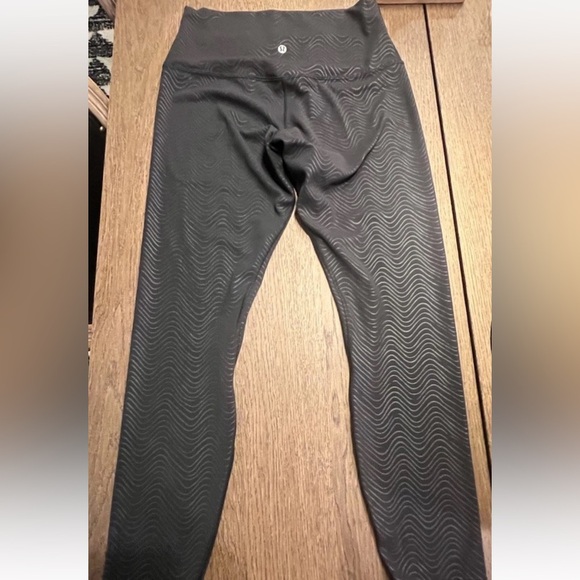 Lululemon Black Wavy Print High-Rise Leggings Size 8 - 24” inseam - Picture 4 of 6